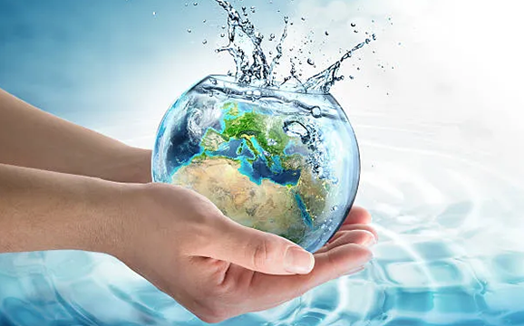 water-conservation-in-europe-water-globe-in-the-hands